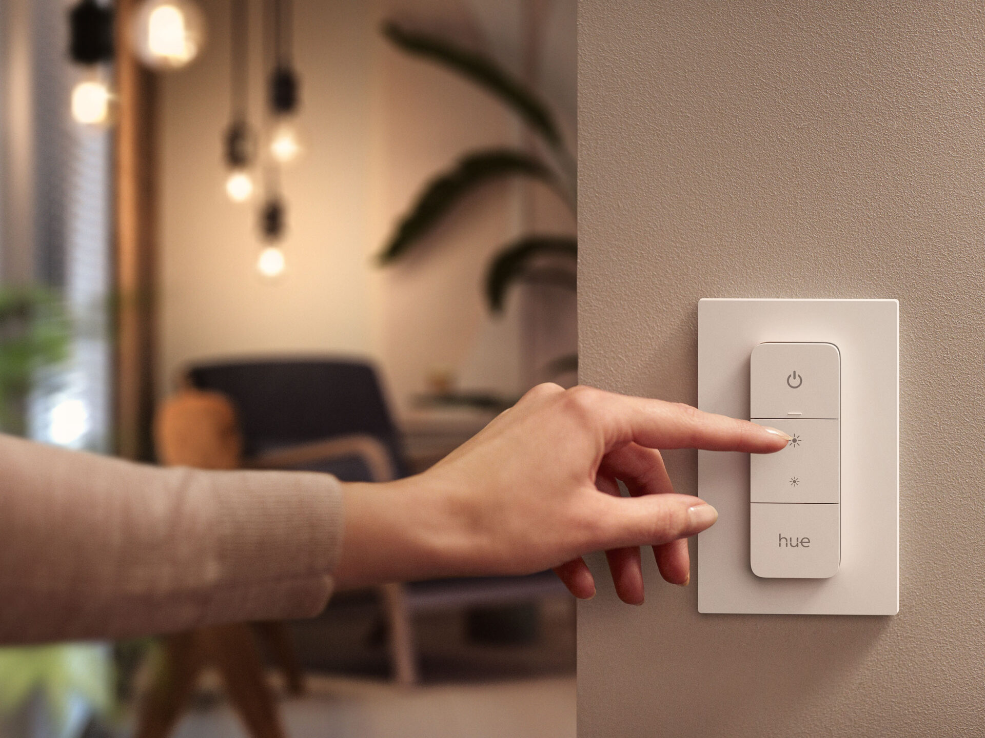 new-philips-hue-dimmer-switch-lifestyle-shot-1
